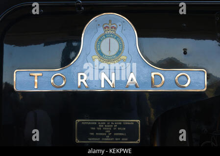 Il motore di vapore il 'Tornado' fermato a Taunton stazione ferroviaria per assumere acqua mentre si tira il Torbay Express in estate 2017 Foto Stock