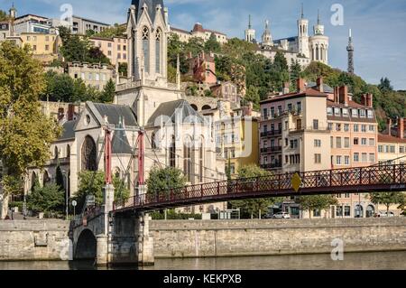 Lione, Saone, Passerelle St Georges und Eglise Saint Georges - Lyon, Saone, Passerelle St Georges e Saint Georges Chiesa Foto Stock