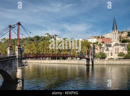 Lione, Saone, Passerelle St Georges und Eglise Saint Georges - Lyon, Saone, Passerelle St Georges e Saint Georges Chiesa Foto Stock