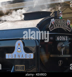 Il motore di vapore il 'Tornado' fermato a Taunton stazione ferroviaria per assumere acqua mentre si tira il Torbay Express in estate 2017 Foto Stock