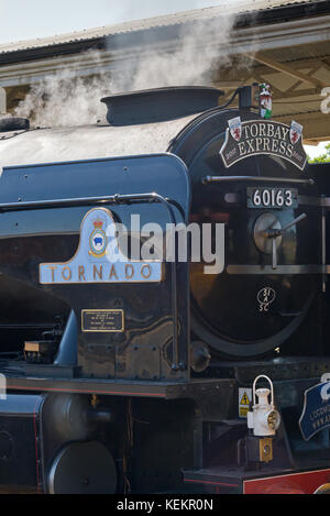 Il motore di vapore il 'Tornado' fermato a Taunton stazione ferroviaria per assumere acqua mentre si tira il Torbay Express in estate 2017 Foto Stock