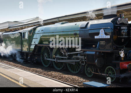 Il motore di vapore il 'Tornado' fermato a Taunton stazione ferroviaria per assumere acqua mentre si tira il Torbay Express in estate 2017 Foto Stock