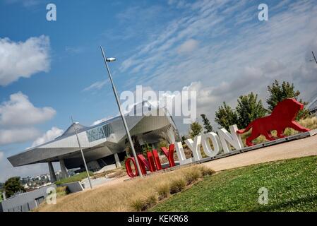 Lione, Musee des Confluences, Schriftzug " Solo Lyon' im Vordergrund - Lyon, il Musee des Confluences con il segno "Solo Lyon' Foto Stock