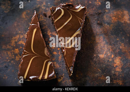 Brownie al cioccolato cheesecake fette. cioccolato e caramello cheesecake con pezzi brownie al cioccolato sulla base di biscotti. Foto Stock