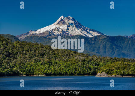 Volcan Maca, Islas Huichas coperto con Valdivian foreste pluviali temperate, Ferrovave canale, vicino a Puerto Aguirre, Patagonia, Cile Foto Stock