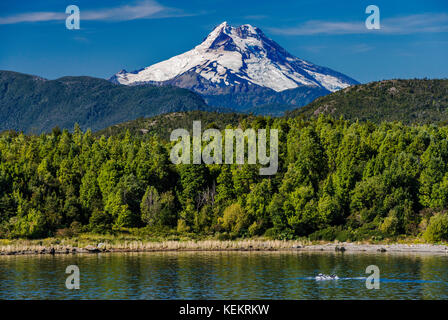 Volcan Maca, Islas Huichas coperto con Valdivian foreste pluviali temperate, delfini nel canale Ferrovave, vicino a Puerto Aguirre, Patagonia, Cile Foto Stock