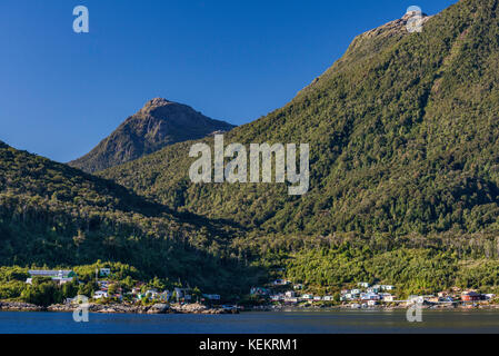 Villaggio di Puerto Gaviota su Canal Puyuhuapi, Valdivian foreste pluviali temperate, a Isla Magdalena, Aysen Regione, Patagonia, Cile Foto Stock