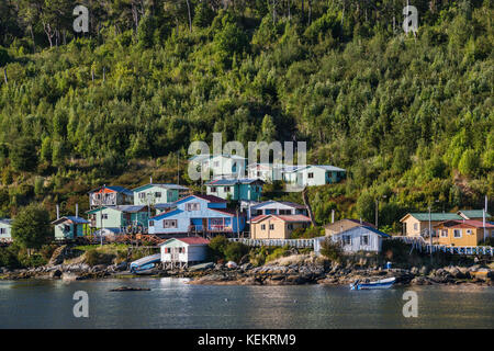 Villaggio di Puerto Gaviota su Canal Puyuhuapi, Valdivian foreste pluviali temperate, a Isla Magdalena, Aysen Regione, Patagonia, Cile Foto Stock