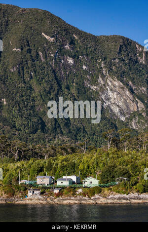 Villaggio di Puerto Gaviota su Canal Puyuhuapi, Valdivian foreste pluviali temperate, a Isla Magdalena, Aysen Regione, Patagonia, Cile Foto Stock