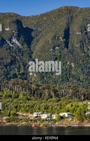 Villaggio di Puerto Gaviota su Canal Puyuhuapi, Valdivian foreste pluviali temperate, a Isla Magdalena, Aysen Regione, Patagonia, Cile Foto Stock