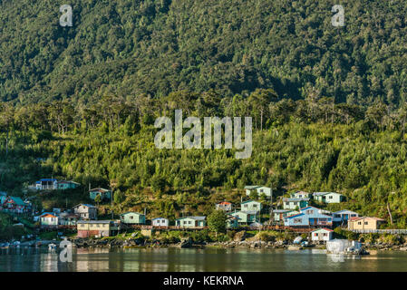 Villaggio di Puerto Gaviota su Canal Puyuhuapi, Valdivian foreste pluviali temperate, a Isla Magdalena, Aysen Regione, Patagonia, Cile Foto Stock