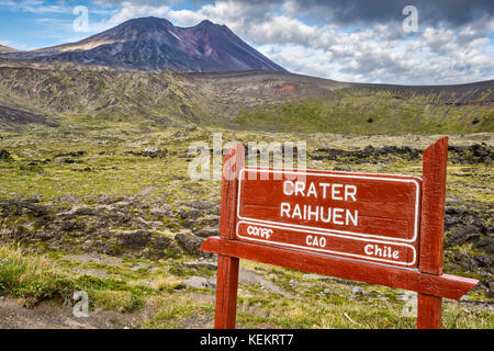 Segno a Raihuen cratere sottostante Volcan Casablanca, Puyehue National Park, Los Lagos Regione, Patagonia, Cile Foto Stock