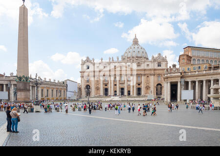 Città del Vaticano, Vaticano - 16 settembre 2010: Turisti nella piazza di fronte alla cattedrale di San Pietro, una delle chiese più visitate al mondo Foto Stock