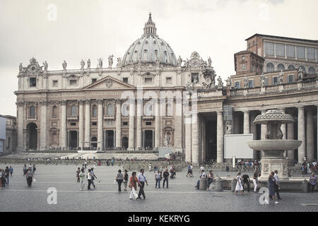 Città del Vaticano, Vaticano - 16 settembre 2010: Turisti nella piazza di fronte alla cattedrale di San Pietro, una delle chiese più visitate al mondo Foto Stock