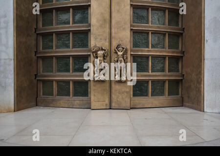 Parigi, Palais de Tokio, Art-Deco-skulpturen am Portal Foto Stock