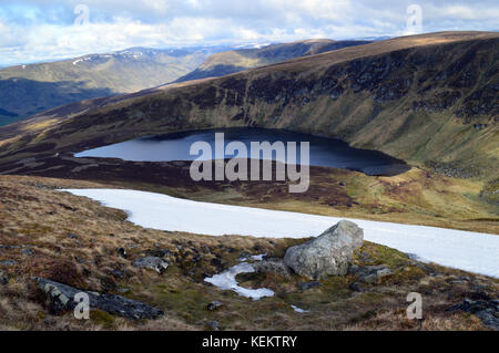 Loch wharral dalla salita della montagna scozzese corbett ben tirran (l'goet) in Glen clova, Angus, Highlands scozzesi. uk. Foto Stock