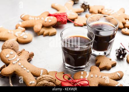 Tre Bicchieri di caffè nero e gingerbread cookie su sfondo grigio con spazio copia visto da sopra il Natale ancora vita Foto Stock