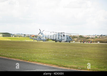 Coppia di Fleet Air Arm Agusta Westland Merlin HM1 elicottero suolo correndo RNAS Culdrose Foto Stock