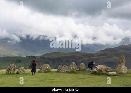 Lake District, Cumbria - una sezione del cerchio di pietra di Castlerigg con Low Rigg e, avvolta nella nuvola, Wanthwaite Crass Beyond Foto Stock