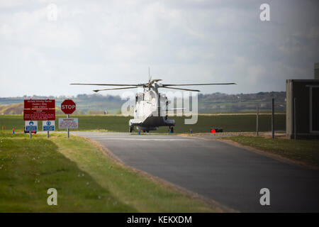 Fleet Air Arm Agusta Westland Merlin HM1 massa elicottero rullaggio RNAS Culdrose pista di avvicinamento Foto Stock