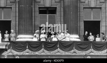 Famiglia reale sul balcone di Buckingham Palace, inclusa la Regina la famiglia reale britannica sul balcone di Buckingham Palace. Elisabetta la Regina madre, la Principessa Maria Luisa (nipote della Regina Vittoria), la Principessa Margherita, la Regina Maria, Duchessa di Gloucester. I figli sono il principe Richard, il principe William, il principe Michael di Kent, il 9 giugno 1949 Foto Stock