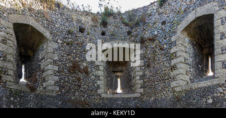 Un arrowslit in un muro medievale Foto Stock