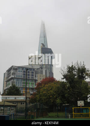 Un insolito panorama di Shard su una nebbia autunnale di giorno Foto Stock