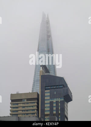 Un insolito panorama di Shard su una nebbia autunnale di giorno Foto Stock