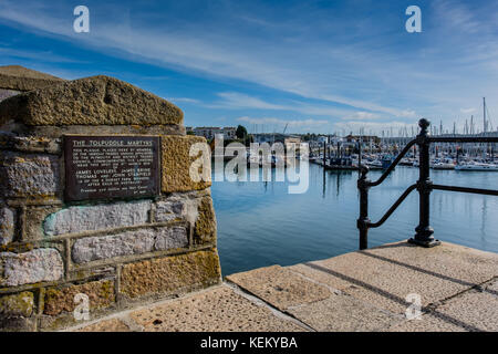 Lapide ai martiri Tolpuddle sulla banchina a Sutton Harbour, Barbican, Plymouth, Devon, Regno Unito Foto Stock