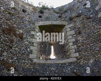 Un arrowslit in un muro medievale Foto Stock