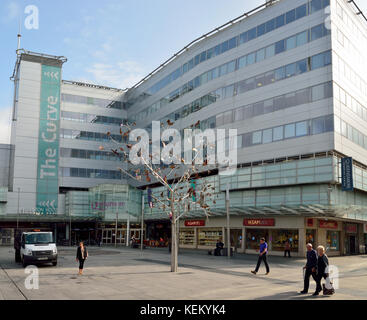 Slough, Regno Unito - 7 settembre 2017. Vista esterna dell'edificio del centro commerciale in High Street a Slough, con sculture ed edifici Foto Stock