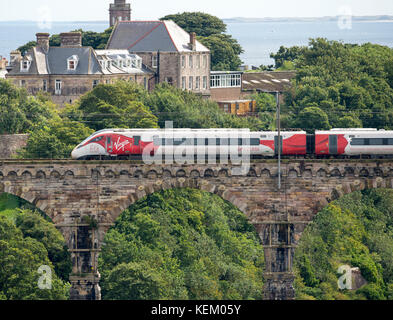 La Vergine Azuma treno attraversa Royal ponte di frontiera a Berwick upon Tweed in viaggio verso nord sul suo primo viaggio in Scozia. Foto Stock