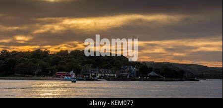 Tramonto sul Monte Edgcumbe e il fiume Tamar, visto dal Royal William Yard, Plymouth, Devon, Inghilterra, Regno Unito Foto Stock