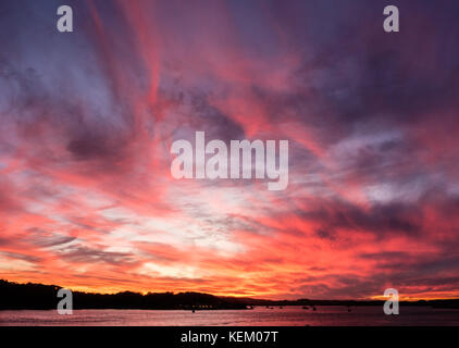 Tramonto sul Monte Edgecumbe e il fiume Tamar, visto dal Royal William Yard, Plymouth, Devon, Regno Unito Foto Stock