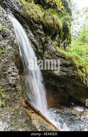 Grande Cascata dal burrone in autunno, una lunga esposizione, nel fiume di montagna con rocce e percorsi turistici scale Foto Stock