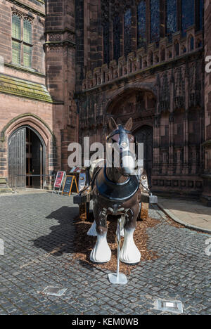 Il cavallo e la scultura carrello chiamato perceval dall'artista inglese sarah lucas al di fuori di Chester Cathedral, cheshire, Regno Unito Foto Stock