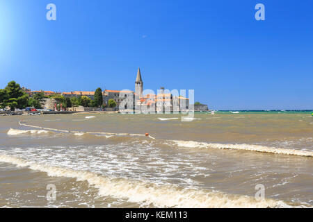 Skyline del villaggio di Istria Parenzo in Croazia sul mare adriatico regione. Porec è un popolare, viaggi e meta turistica. Foto Stock