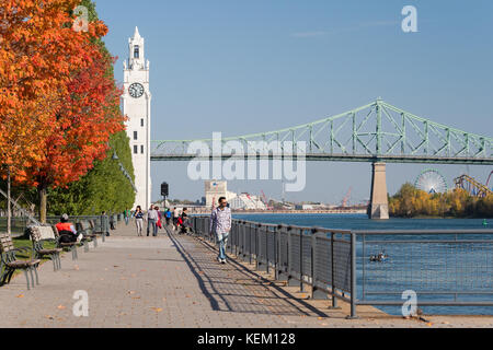 Montreal, ca - 21 ottobre 2017: montreal la torre dell orologio e Jacques Cartier ponte con i colori autunnali Foto Stock