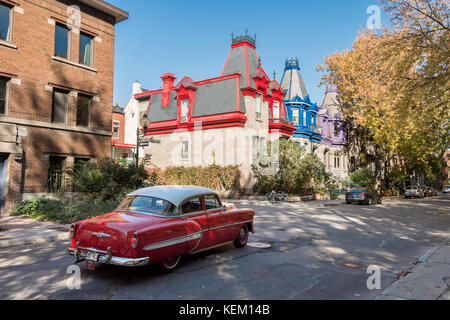 Montreal, CA - 21 Ottobre 2017: Vittoriano case colorate in Piazza Saint Louis in autunno Foto Stock