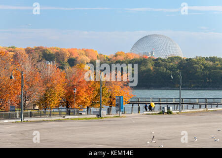 Montreal, ca - 22 ottobre 2017: montreal biosfera, dal vecchio porto di Montreal in autunno Foto Stock