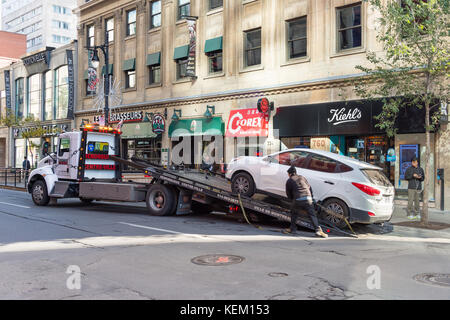 Montreal, ca - 22 ottobre 2017: carrello di traino il traino di una vettura sulla Ste Catherine Street Foto Stock