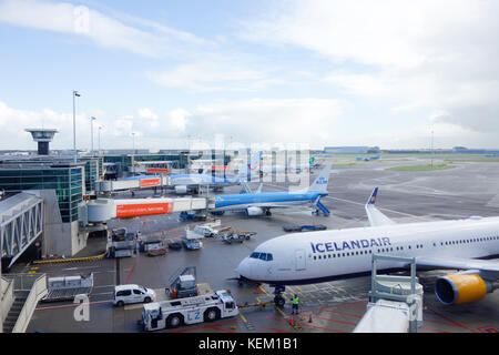 Icelandair e KLM aereo sulla pista in attesa di partenza all'Aeroporto di Amsterdam Schiphol. Foto Stock