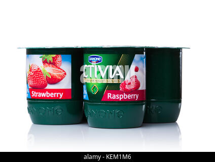 London, Regno Unito - 20 ottobre 2017: pack di activia yogurt alla fragola e lampone su sfondo bianco. activia è un marchio di proprietà di yogurt da groupe Foto Stock