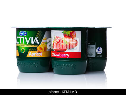 London, Regno Unito - 20 ottobre 2017: pack di activia yogurt con albicocca e fragola su sfondo bianco. activia è un marchio di proprietà di yogurt da groupe da Foto Stock
