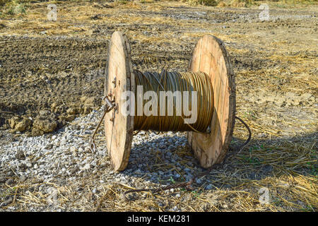 Lo svolgimento ad alta tensione il filo dalla spola storage bay. Foto Stock