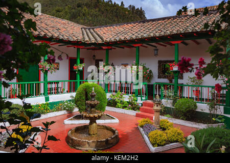 Nemocón, Colombia - architettura coloniale spagnola: Cortile interno nel dipartimento di Cundinamarca del Paese Sudamericano. Luce del sole del pomeriggio. Foto Stock