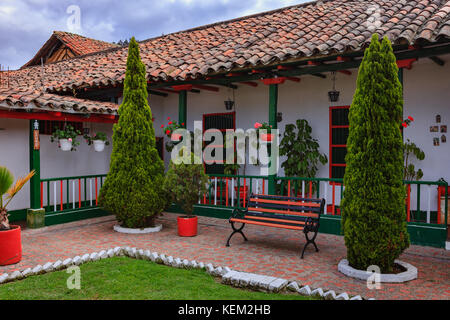 Colombia, Sud America - una sezione del Restaurante El Colonial a Nemocon, nel dipartimento di Cundinamarca. Luce del sole del pomeriggio. Foto Stock