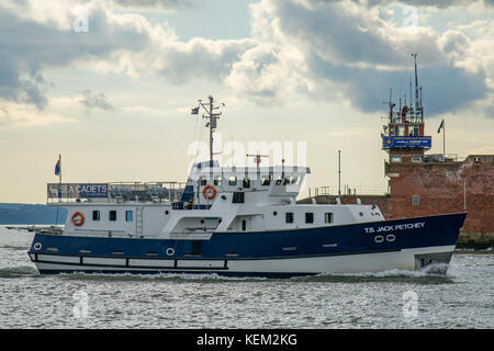 Jack TS Petchey, un mare Cadet Corps nave da addestramento inserendo il porto di Portsmouth, Regno Unito il 25 febbraio 2016. Foto Stock