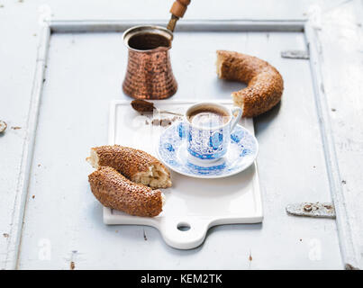 tradizionale bollitore per tè turco chiamato caydanlik su una stufa Foto  stock - Alamy