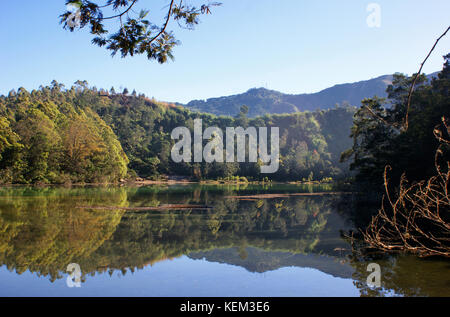 Telaga warna, dieng plateau, wonosobo, Giava centrale, Indonesia Foto Stock